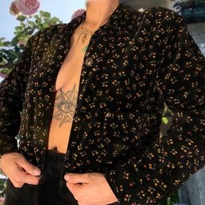 FLORAL CROPPED JACKET.